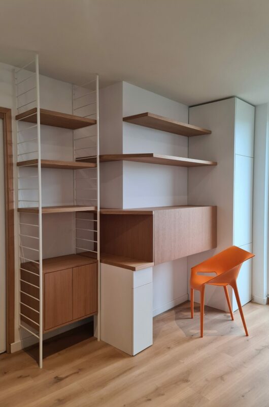 Bureau sur mesure en bois avec étagères murales et rangements, chaise design orange, aménagement d'espace de travail intérieur