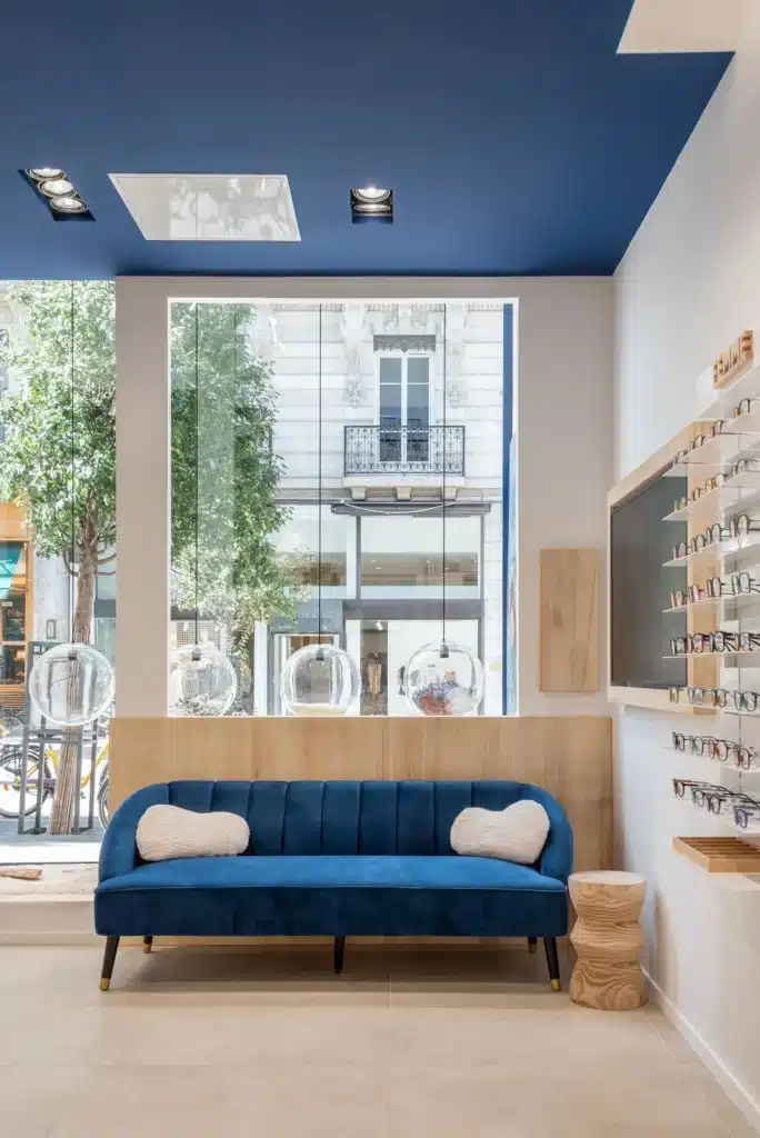 Sélection de mobilier pour un commerce : aménagement intérieur professionnel avec mobilier contemporain, décoration sur mesure et identité de marque