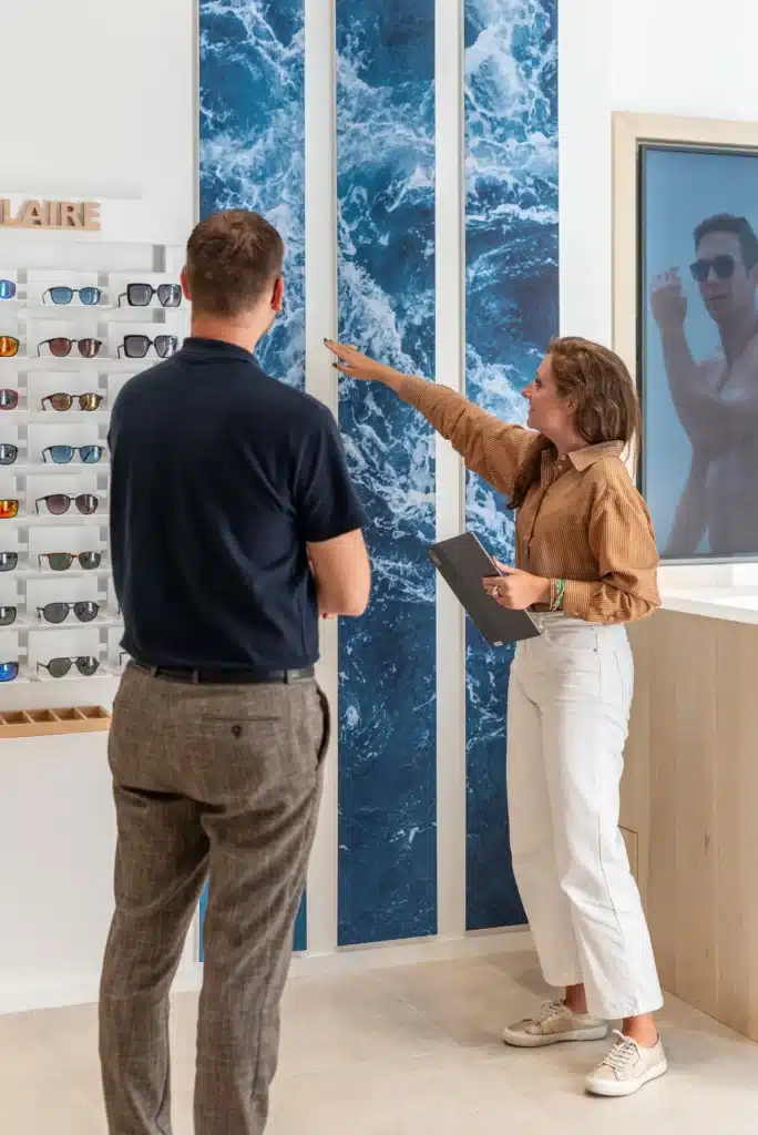 Agencement boutique Sea2See sur mesure : mur design publicitaire et présentoir lunettes, réalisation BOPIK