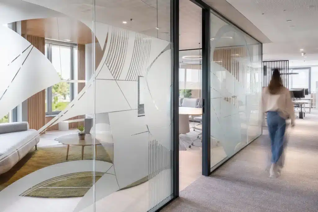 Cloison vitrée avec vitrophanie design sur mesure, aménagement bureaux professionnels