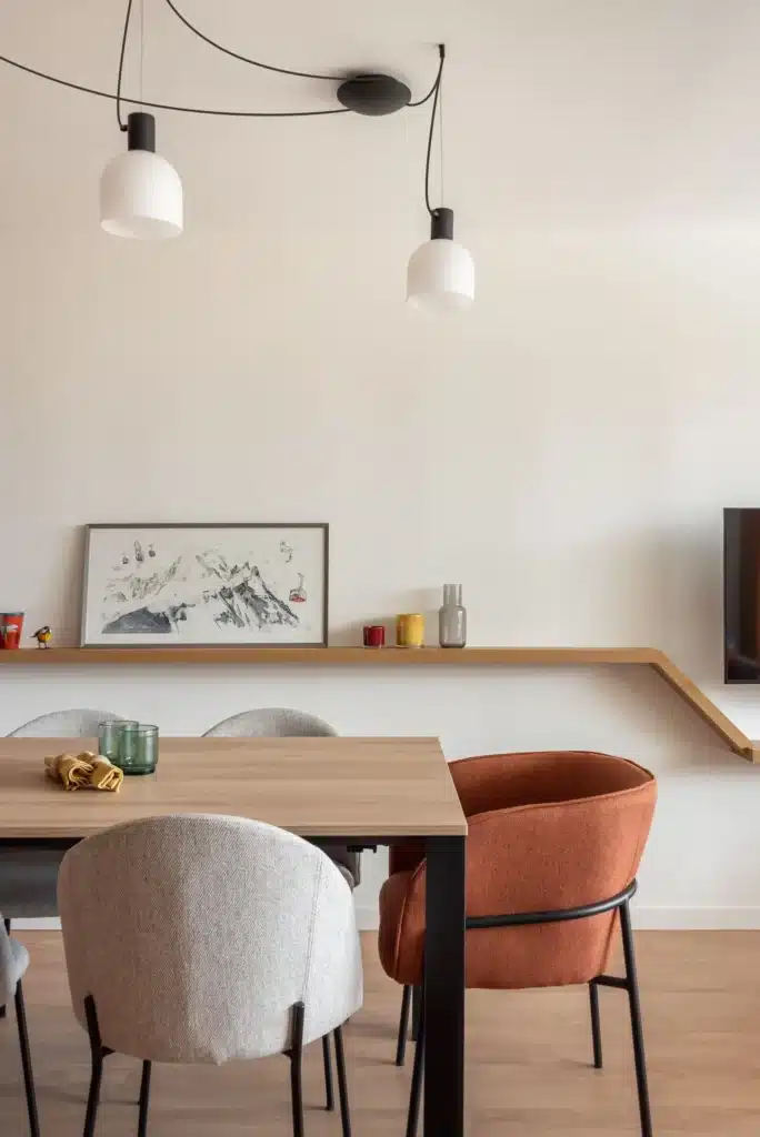 Salle à manger décoration appartement station de montagne, mobilier chaleureux et suspensions design