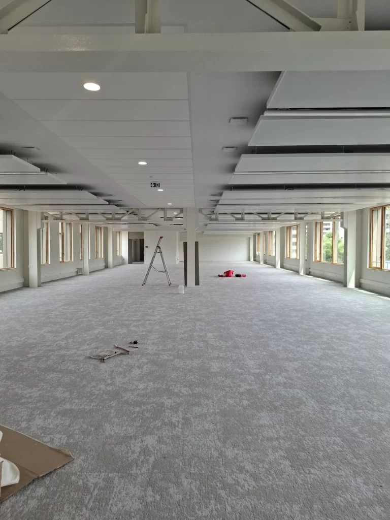 Suivi de travaux aménagement bureau : plateau open space en cours de finition, chantier BOPIK