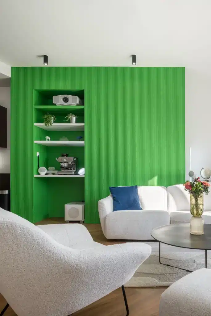 Décoration cabinet professionnel avec paroi cannelée verte aux couleurs de l'identité de marque, espace d'accueil