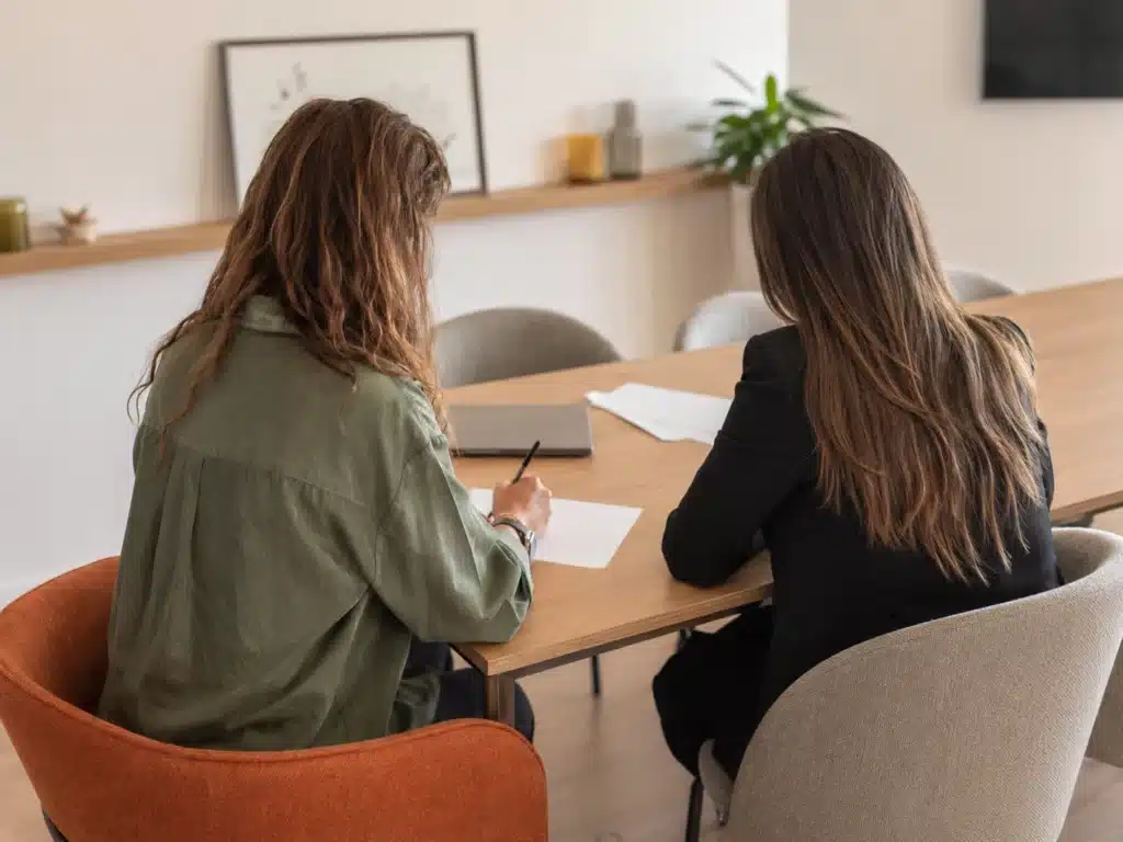 Conseil en visite de bien immobilier avec prise de notes des besoins et critères de recherche du client