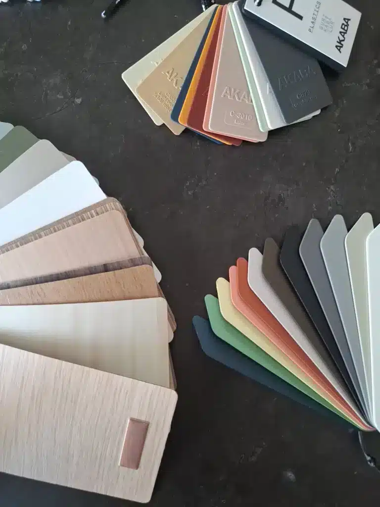 Échantillons de matériaux, coloris et finitions pour la sélection de mobilier de bureaux professionnels