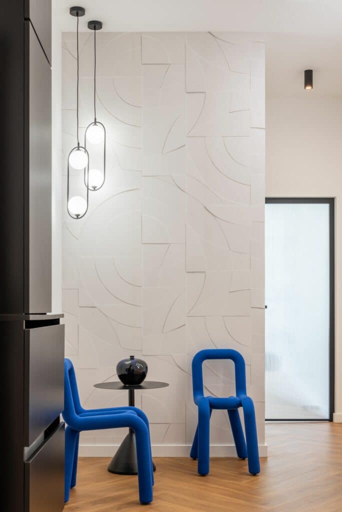 Sélection mobilier design chaises bleues, décoration coin d'attente cabinet professionnel