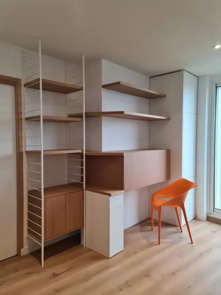 Bibliothèque et bureau sur mesure réalisés, mobilier bois avec système d'échelle, aménagement particulier
