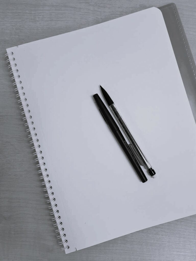 Carnet de notes et stylos, audit des besoins pour projet d'aménagement cabinet, commerce ou bureau
