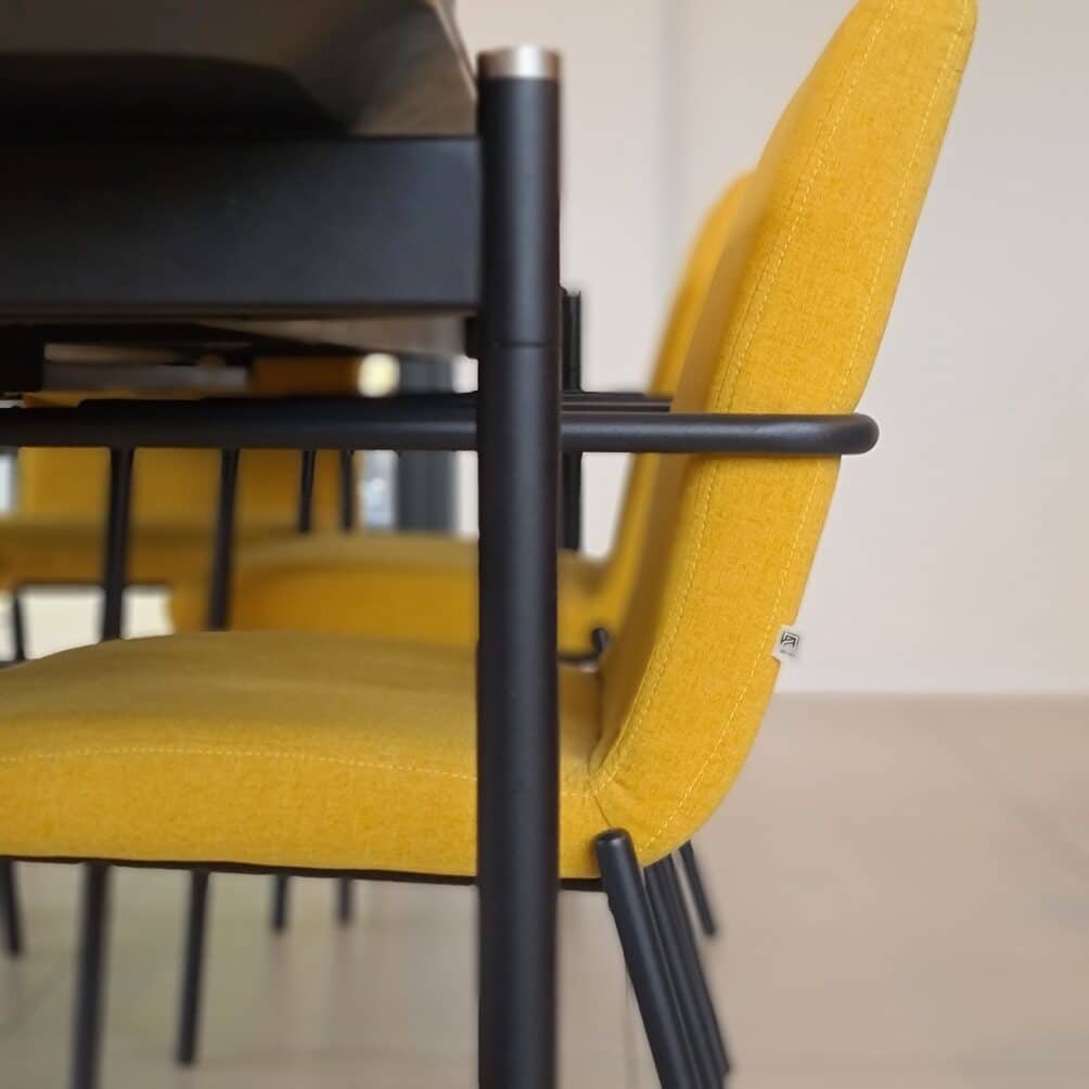 Sélection mobilier chaises jaune moutarde et structure noire, décoration salle à manger particulier
