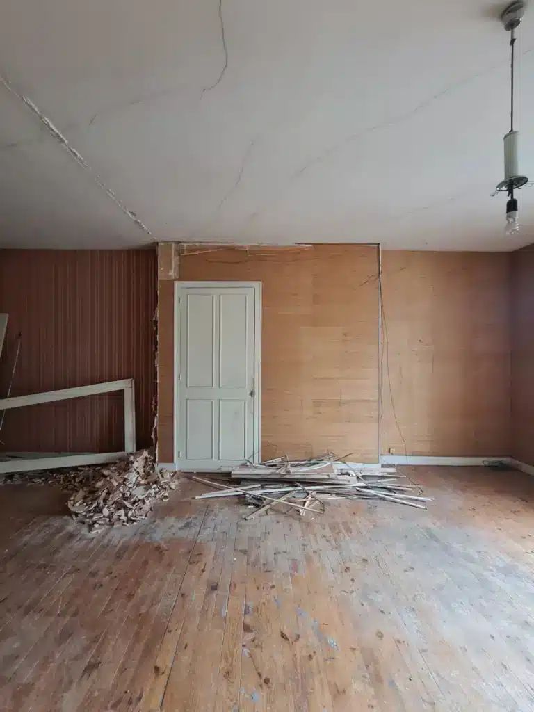 État des lieux avant travaux, démolition et déshabillage des murs pour rénovation cabinet professionnel