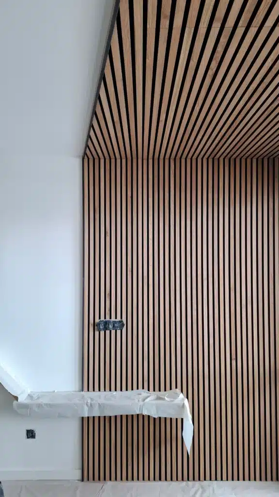 claustra mural en bois avec étagère sur-mesure pendant une phase de suivi de travaux