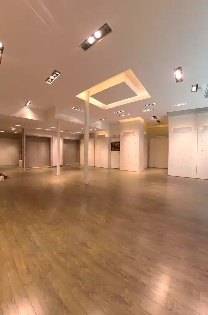 Suivi de chantier aménagement boutique commerce, faux plafond et éclairage avant pose des rayonnages