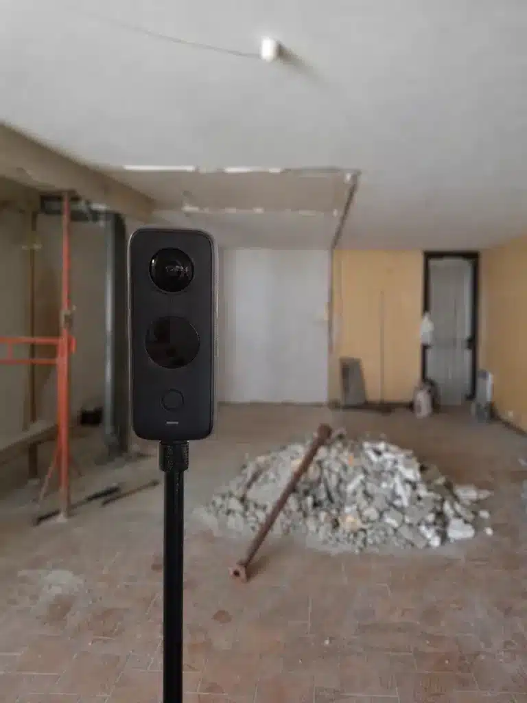 Caméra 360 pour visite virtuelle de chantier en cours de démolition, appartement station de montagne