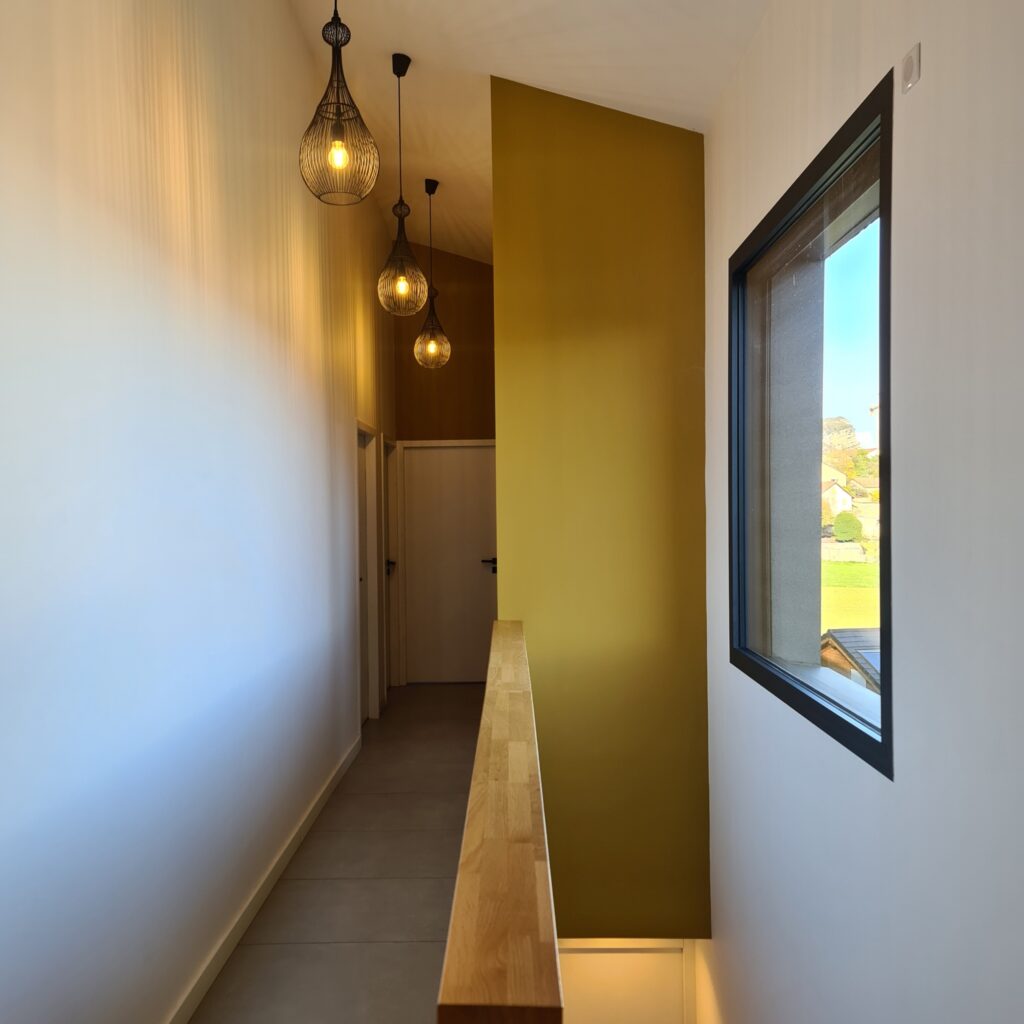 Conseil en visite de bien immobilier avec prise de notes pour préparer un compte rendu client